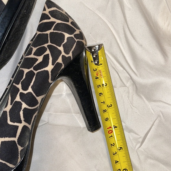 Bandolino Giraffe Print Platform Heels - Picture 4 of 8